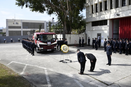 地区贤达向灵车鞠躬致敬。