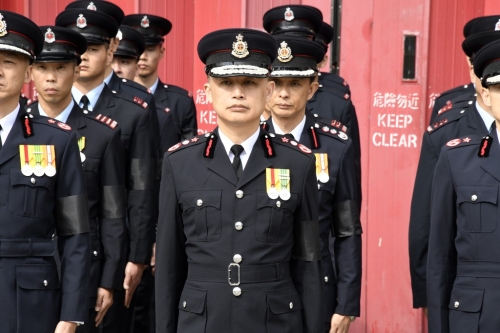 消防处长杨恩健率众迎接灵车。