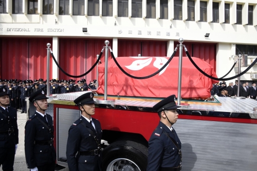 载着何伟豪的灵车缓缓驶至沙田消防局。