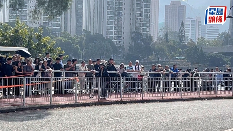 逾百市民在沙田消防局外送何伟豪最后一程。