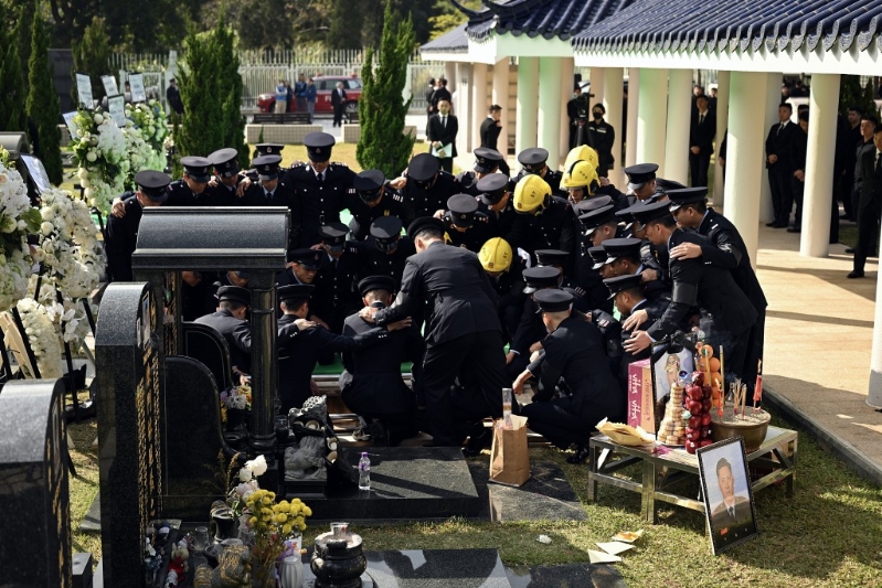 葬礼最后阶段，伟豪生前出生入死的同袍围在坟头作最后道别。