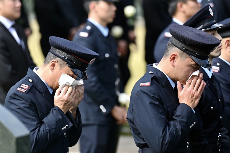 同袍难捨伟豪，流下男儿泪。