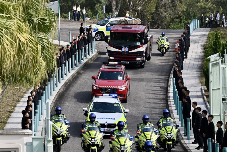 灵车驶进和合石浩园。