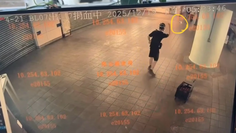 疑犯接连往不同方向投掷烟雾弹。 中时2