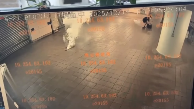 疑犯接连往不同方向投掷烟雾弹。 中时1