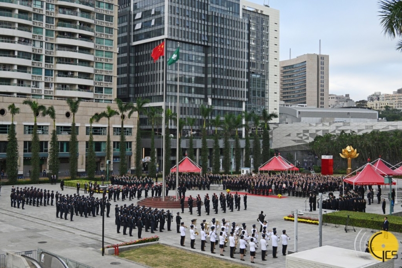 上午8时，澳门特区政府在金莲花广场举行升旗仪式，庆祝特区成立26周年。