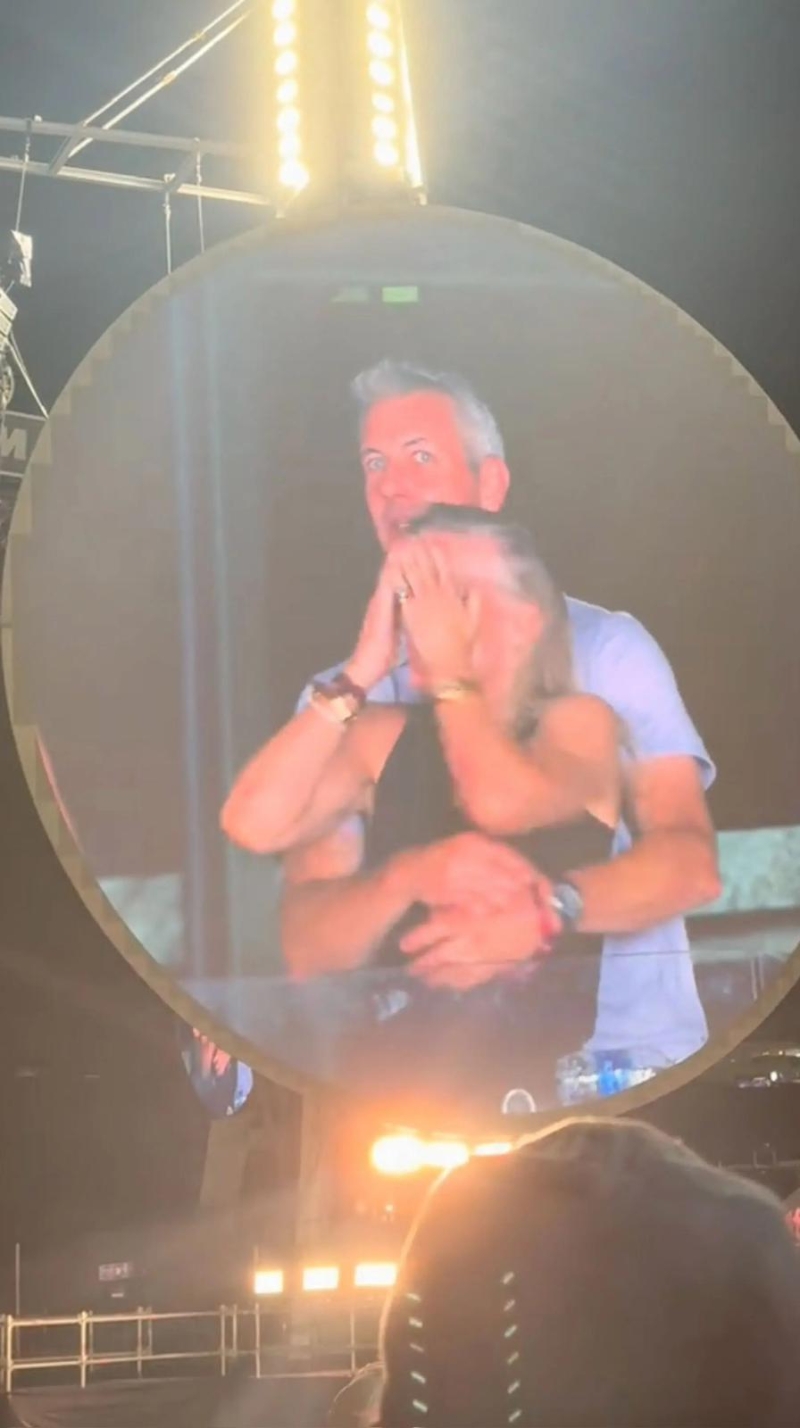 Andy与Kristin被拍到时即躲避镜头。