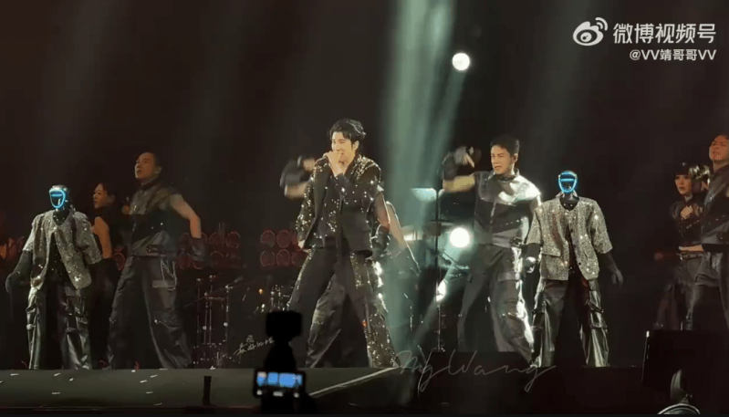 宇树机械人王力宏演唱会伴舞。
