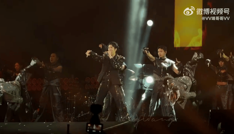 宇树机械人王力宏演唱会伴舞。 网片截图