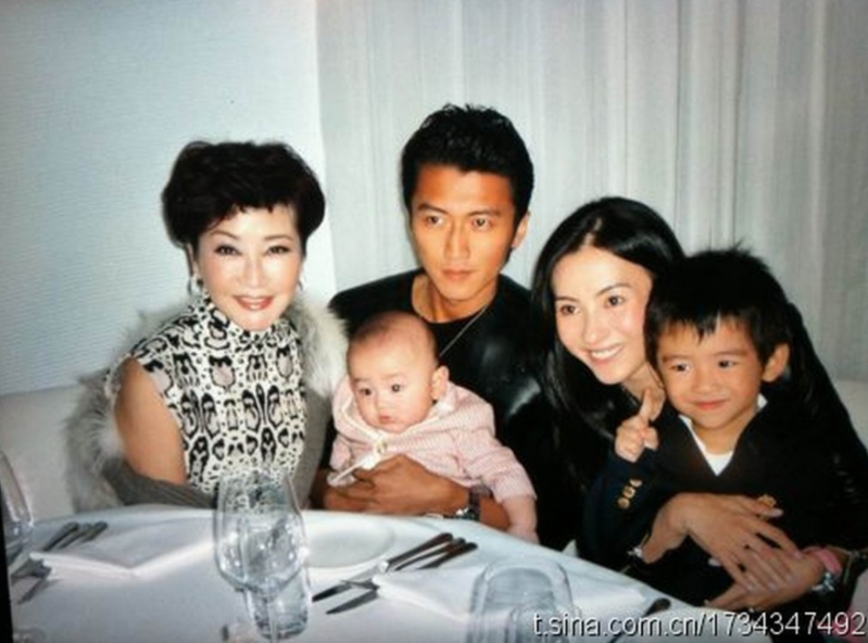 张栢芝为谢霆锋诞下两子。
