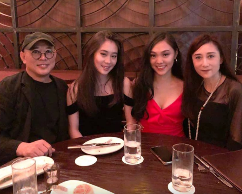 李连杰与利智育有两女。