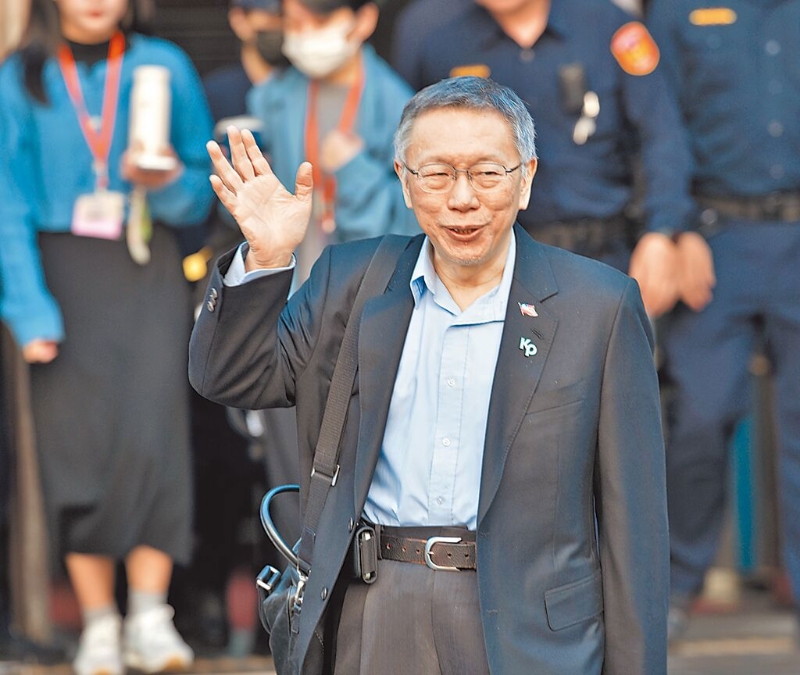 台北地院16日审理京华城案进行最后辩论程序，民众党前主席柯文哲出庭后，离开法院向民众挥手