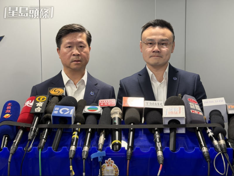 港岛总区刑事部（行动）警司冼国明（左），及总区重案组第一队总督察文智阳交代案件。