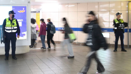 图为警方在捷运站内部署警力戒备