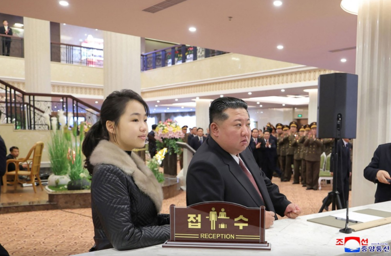 金正恩携爱女视察新落成酒店。