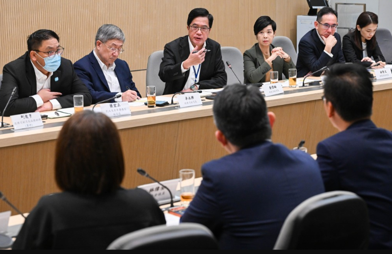 财政司副司长黄伟纶在社交平台发文，指今早（23日）联同司局长与经民联会面。