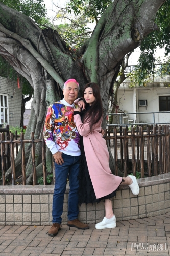 李龙基与王青霞发展忘年恋。