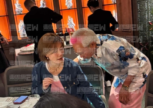 李龙基亲暱搂龙婷。