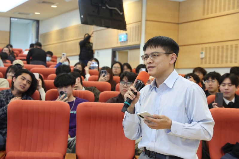 郑丽文呛陈方隅太没大脑