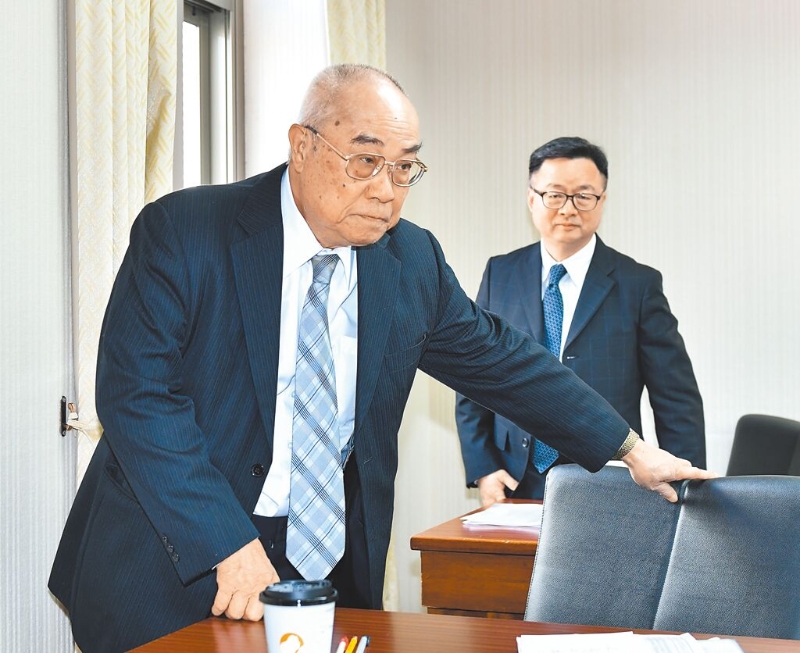 海基会董事长吴丰山（左）宣布请辞。