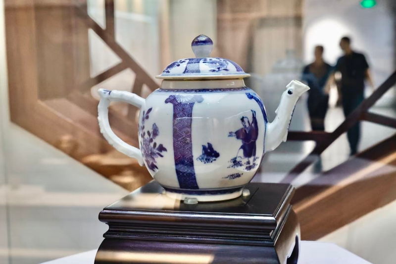 清代乾隆期青花开光人物花卉纹执壶