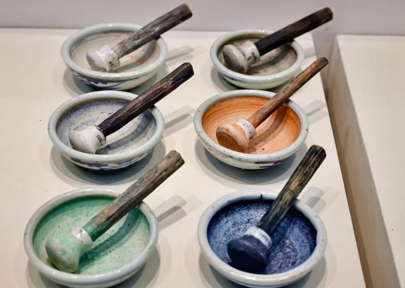 清代青花花卉纹带杵瓷研钵