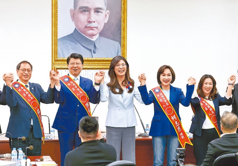 国民党24日举行“中常会”，党主席郑丽文（中）正式提名“立委”苏清泉（左一）、“立委”谢龙介（左二）、“立委”柯志恩（右二）及台东县议长吴秀华（右一）投入明年县市长选战。