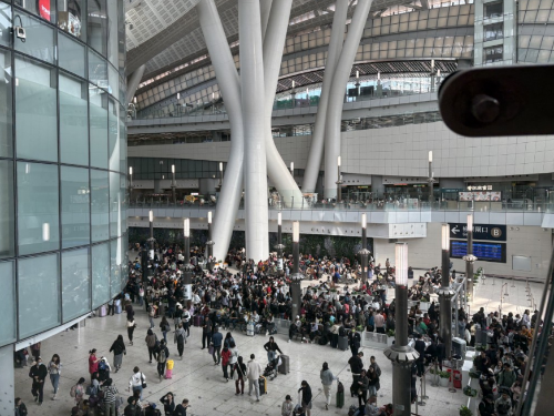 聖誕節，西九龍高鐵站中午人頭湧湧。