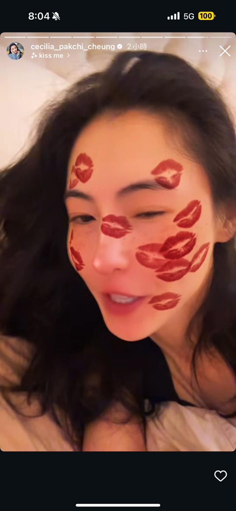 张栢芝及后上载于床上翻滚及露出丰满上围、满面唇印的影片，但之后已经删除。