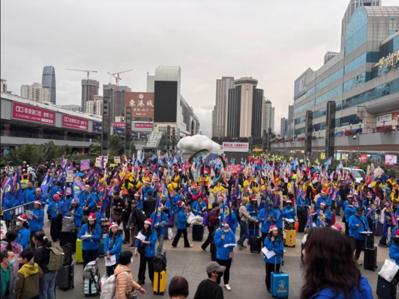 罗湖口岸同样挤满旅行团成群结队在口岸外，身穿蓝色、黄色等统一颜色服装，更头戴圣诞帽营造节日氛围。