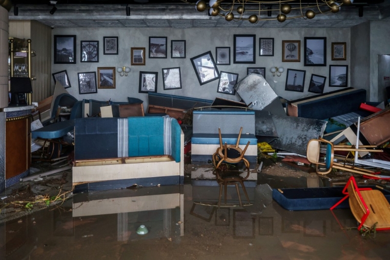 “樺加沙”發出期間，將軍澳南海濱長廊有餐廳被海浪衝毀。