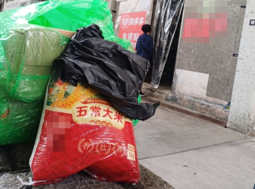 大埔居民李太在自提点领取五常大米。