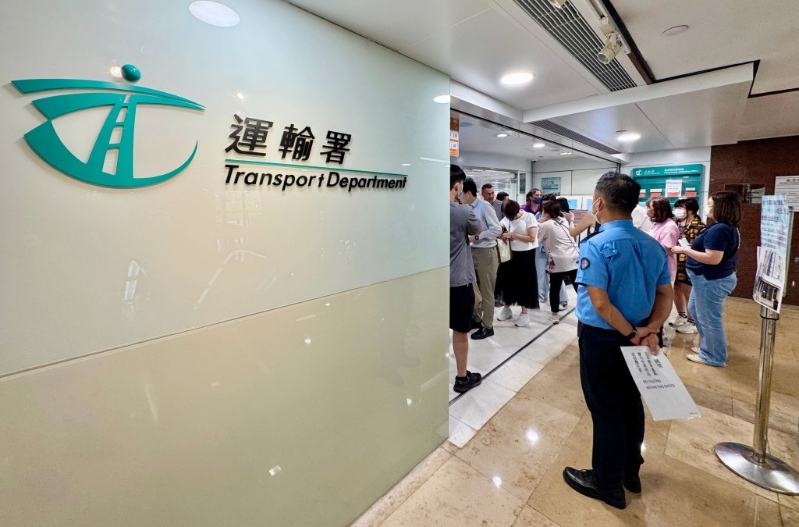 运输署指会定期检视现有法例和指引，包括征询执法部门。