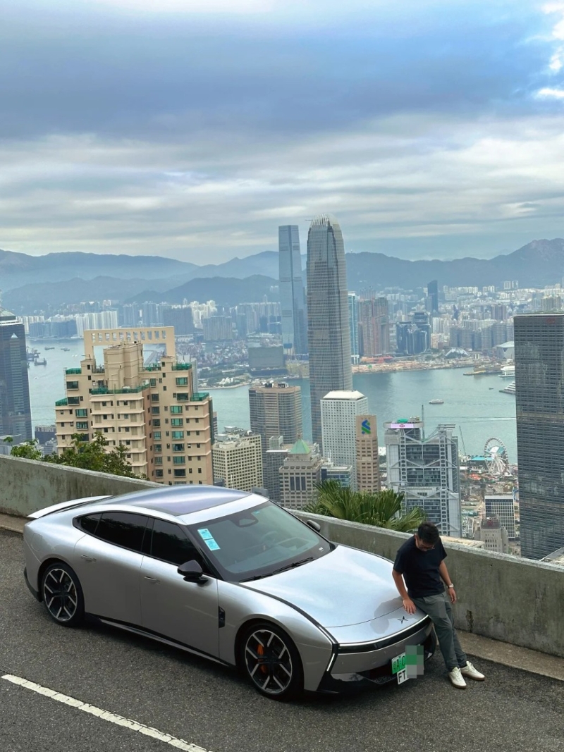 有粤车两侧车窗使用“黑玻璃”，被市民质疑验车条件双重标准。