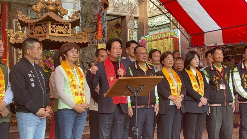 赖清德（左三）于28日前往彰化县溪湖镇永安宫参香祈福