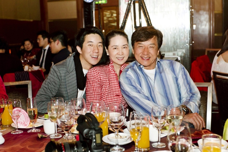 成龙与林凤娇育有一子。