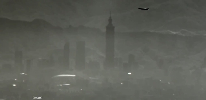 解放军东部战区在微博贴出无人机飞过台北101的影片。 解放军东部战区在微博贴出无人机飞过台北101的影片。