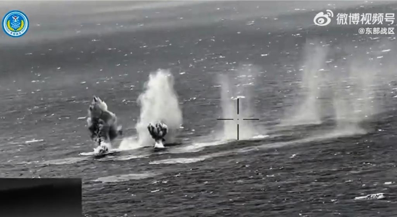透过解放军监控画面可清楚看见，火箭著弹落海时的片刻，其溅起的水花并以此分析着弹点的精准程度