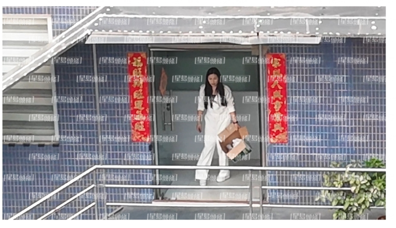 亲力亲为搬运货物由地面行楼梯上楼，形象与昔日气质型才女人设有出入。