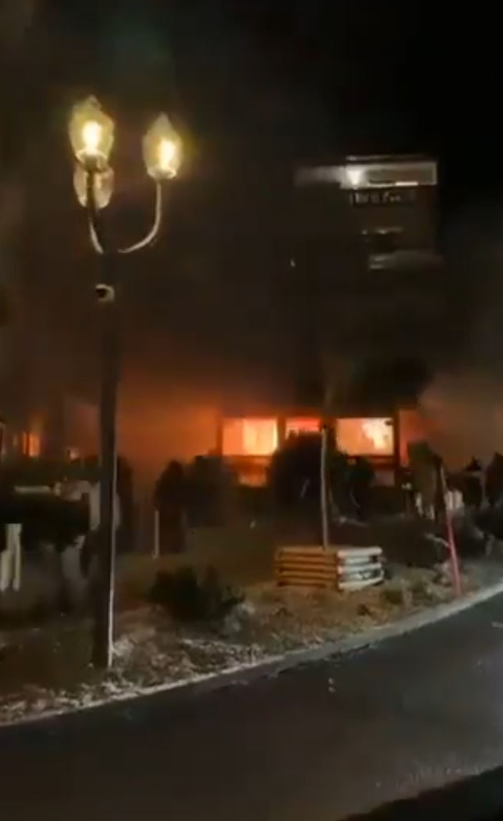 阿尔卑斯山滑雪度假城镇克兰蒙丹纳（Crans Montana）一间酒吧发生爆炸。 X@Kedar