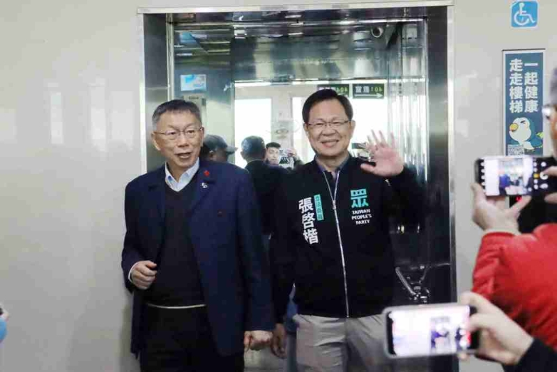 民众党前主席柯文哲（左）3日到嘉义市为党籍“立委”张啓楷站台