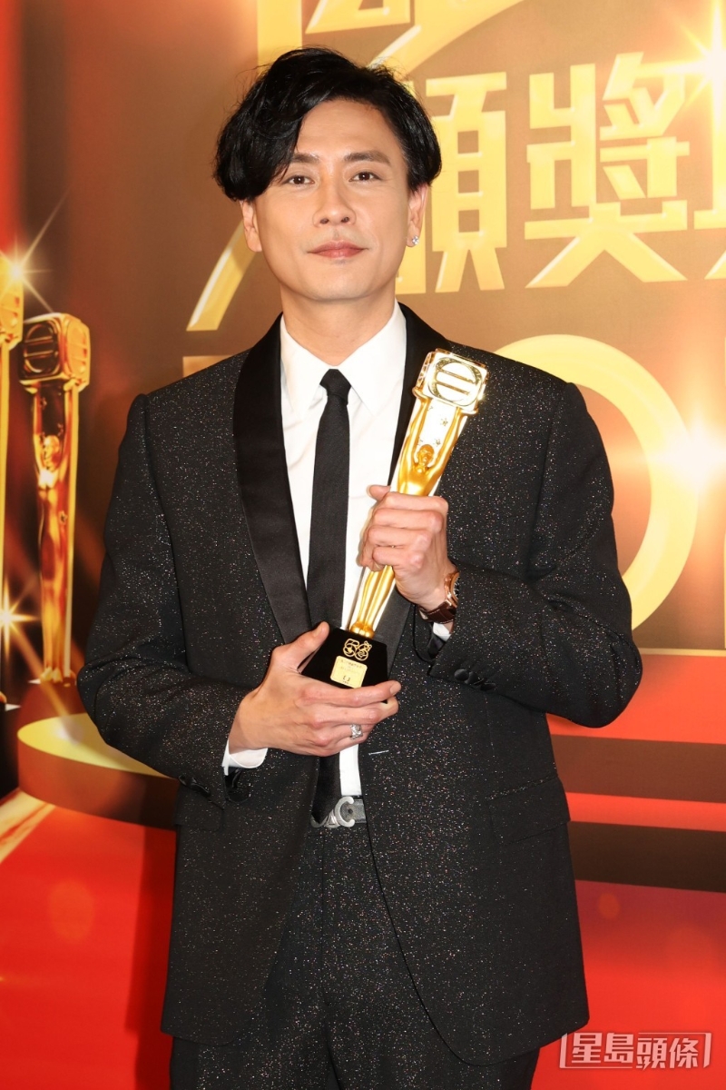 黄宗泽于《万千星辉颁奖典礼2023》上夺得“大湾区视帝”。黄宗泽于《万千星辉颁奖典礼2023》上夺得“大湾区视帝”。