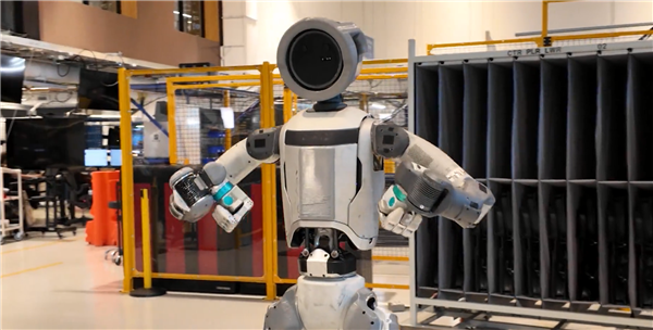 波士顿动力人形机器人亮相CES 计划2028年进厂造车