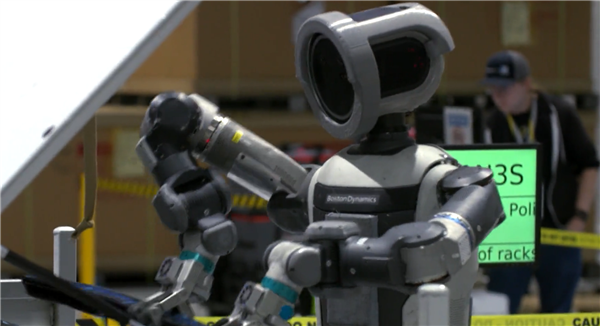 波士顿动力人形机器人亮相CES 计划2028年进厂造车