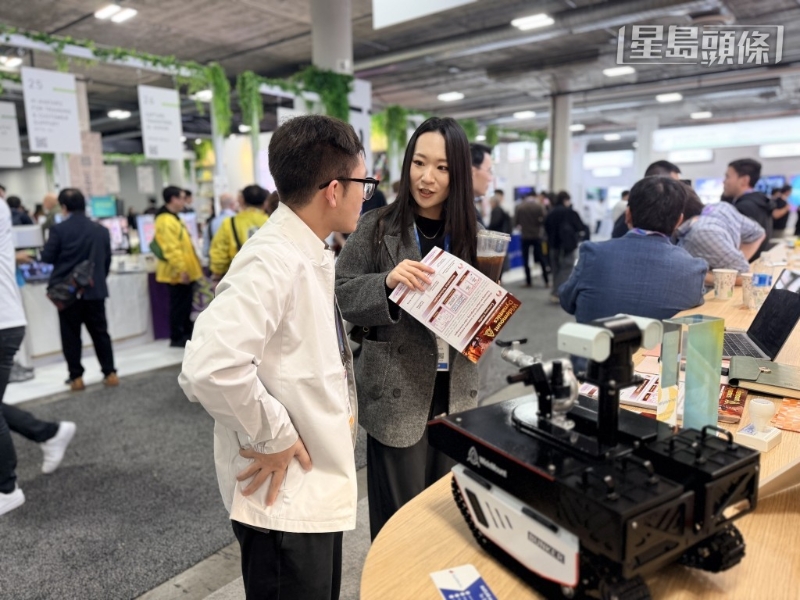 连山动力向参观者介绍得奖的“智能消防机械人”。