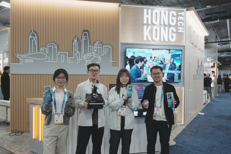 今年荣获“CES 创新奖 2026”三间公司，包括意领科技（左）、连山动力（中间两位），以及PointFit（右）。