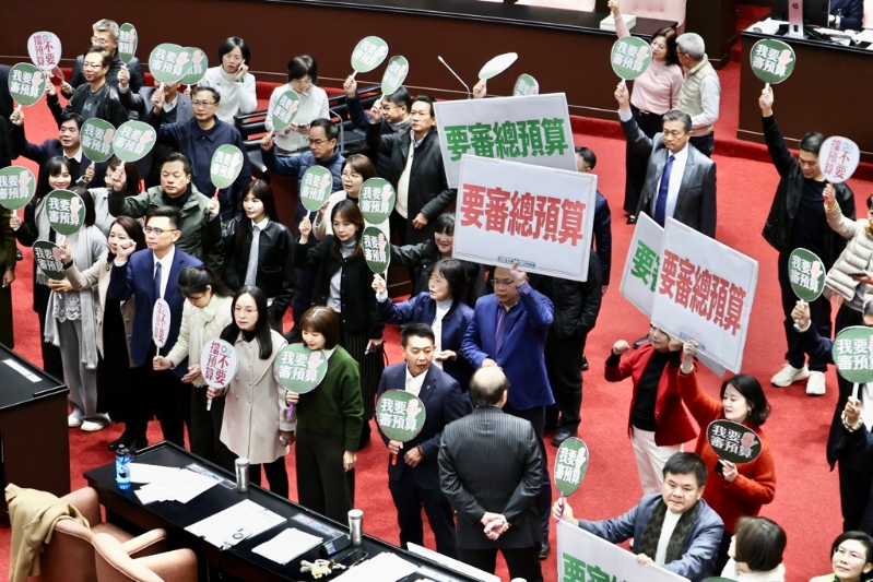 民进党“立委”高举“要审总预算”标语，并高呼口号。