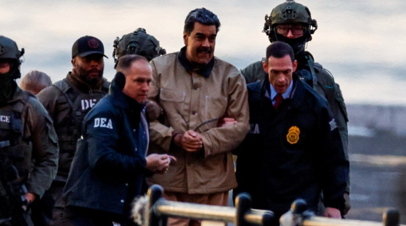 马杜罗戴上手铐，由直升机送往纽约法庭