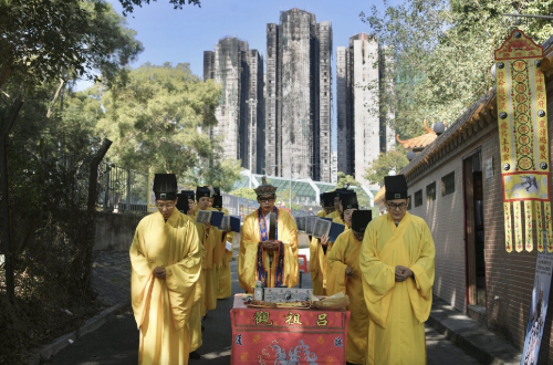 大埔元洲仔大王爷庙昨日举行法事，为罹难者超渡祈福。