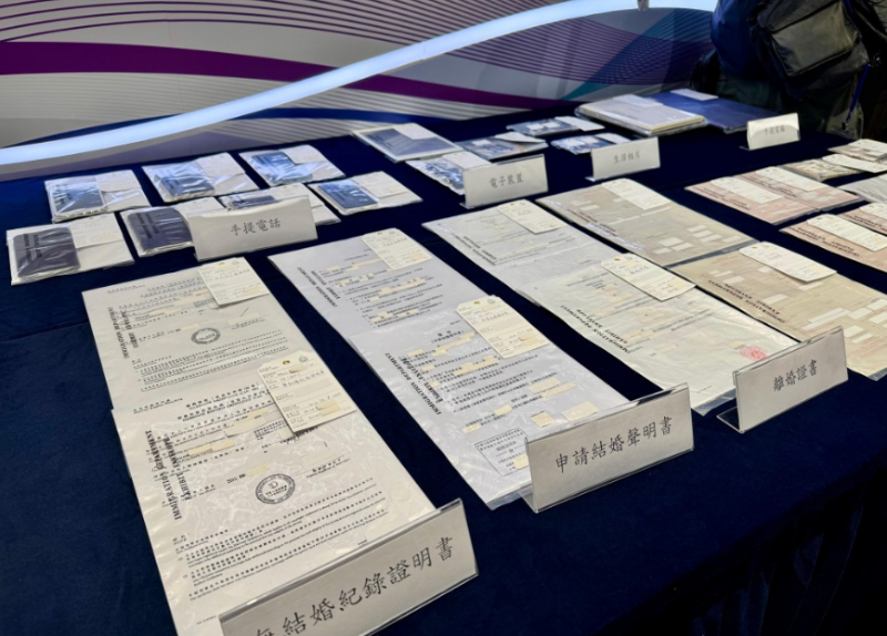 入境處展示涉及假結婚的文件。